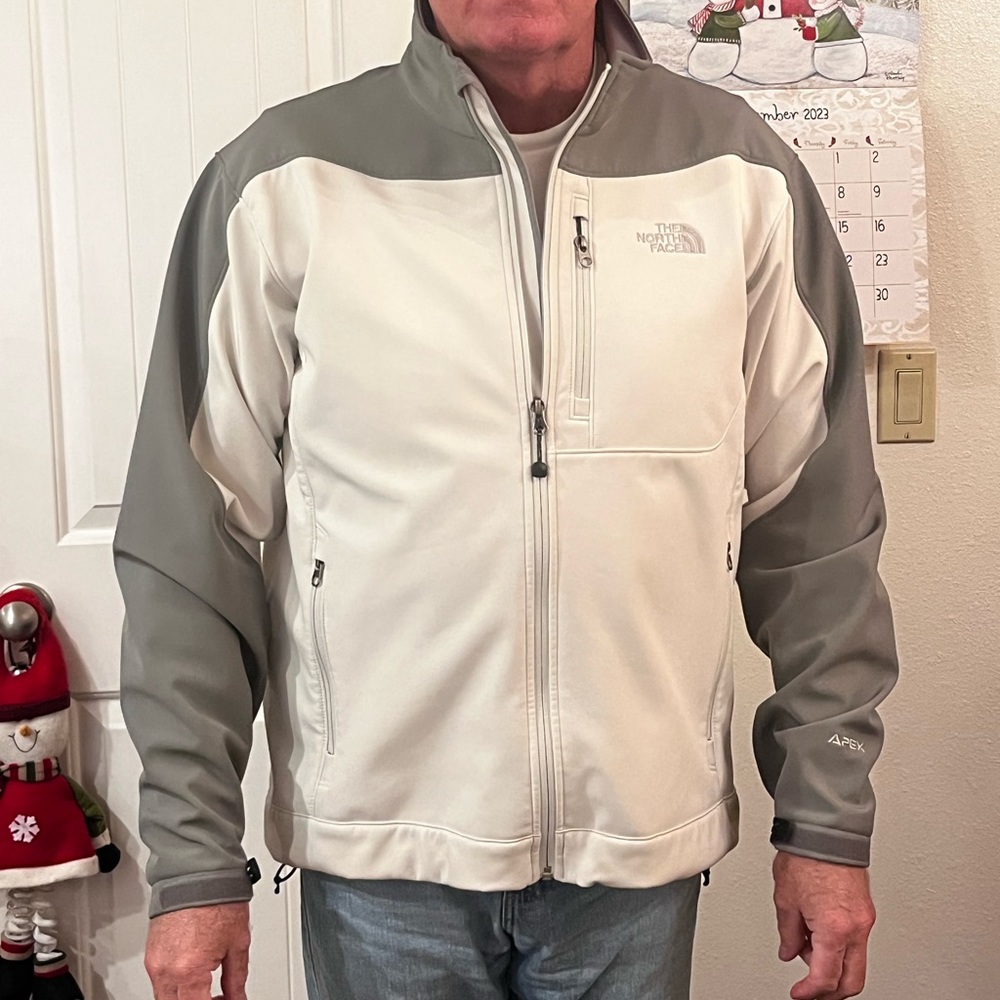 Men’s North Face coat. 96% polyester with 4 %  elastistaun. Size L.